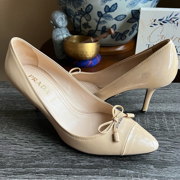 Prada Beige Patent Leather Pointed Toe Bow Pump Heels EU38.5 US8.5 UK5.5 $950 - Picture 4 of 17